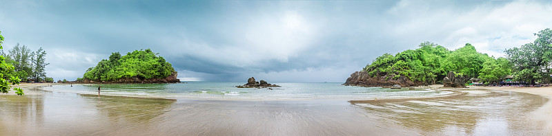 全景，全景的海滩景色，海湾景色，旅游景点在Bang Saphan Noi Prachuap Khir