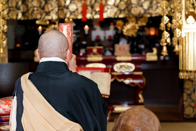 日本和尚在寺庙里祈祷