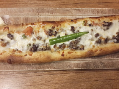 土耳其的男孩。土耳其的食物