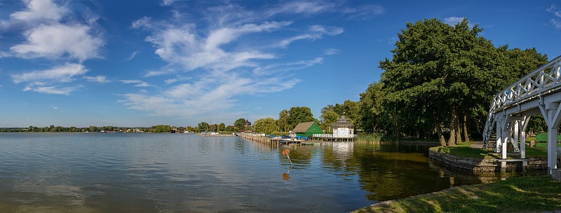 位于“齐尔克湖”(Lake Zierker See)、“白桥”(Weisse Brücke)和中国馆