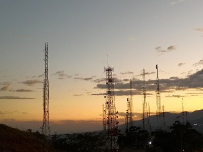 城市山日落