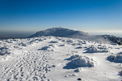 从博拉德尔蒙多的La Maliciosa山顶的日落。雪景在山的地平线，和云海。瓜达拉玛山脉国家公园，