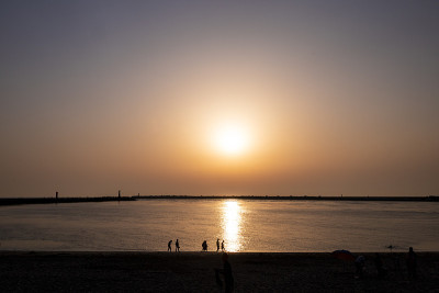 海岸上的日落。葡萄牙巴拉海滩的日落。日落时的平静和放松