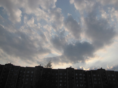 日落时有云的天空。风景天堂