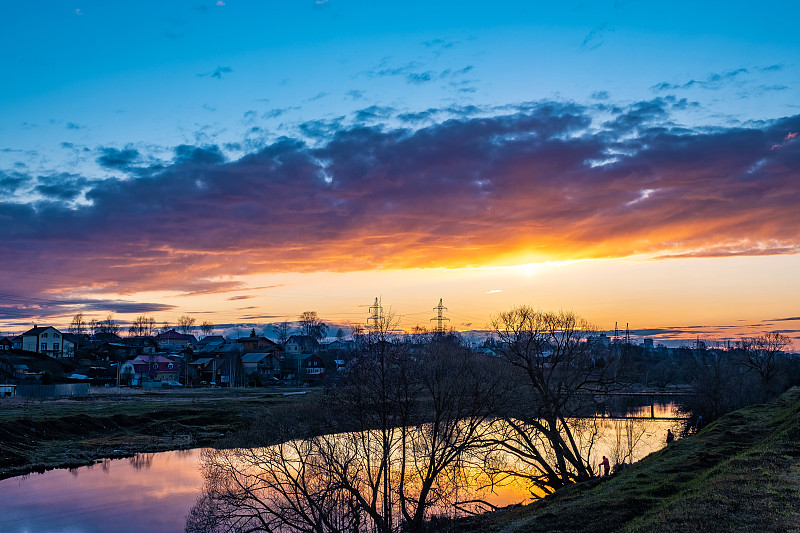 伊万诺沃市和乌沃德河上明亮的橙色夕阳。