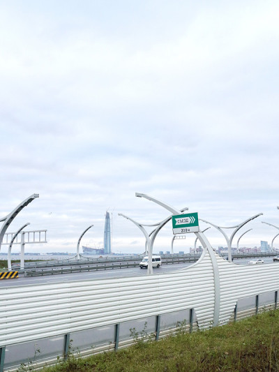 城市的高速公路在秋天的早晨