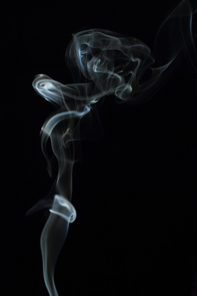 黑色背景上的白色烟雾纹理