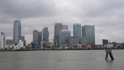 一个春天的早晨，英国伦敦的狗岛金丝雀码头的照片
