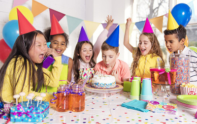 一群孩子在家里参加生日聚会