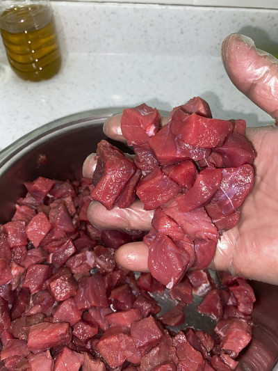肉在锅里切成小块