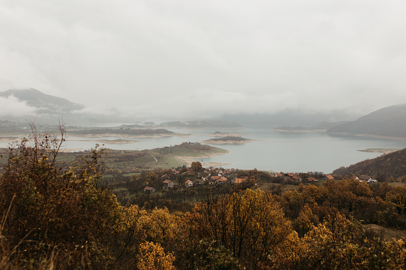 在波斯尼亚和黑塞哥维那的拉玛湖的Arial风景照片。大雨过后，乌云密布。