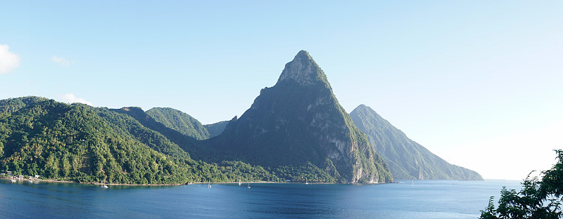 位于加勒比海热带岛屿圣卢西亚的皮顿山脉。