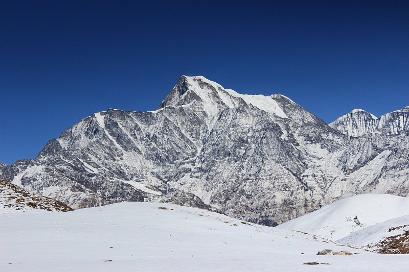 壮丽的南达德维山，一个白雪覆盖的喜马拉雅山峰。