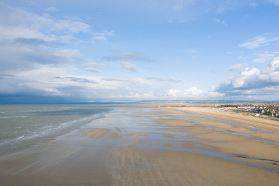 英吉利海峡和欧洲的乌斯特勒姆海滩，法国，诺曼底，夏天，一个阳光明媚的日子。