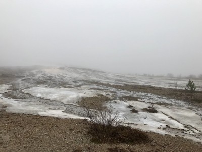 冰岛大Geysir地热区的秋冬景观:黄金圈的自然地标——泥、灌木、雾、沸水和冰