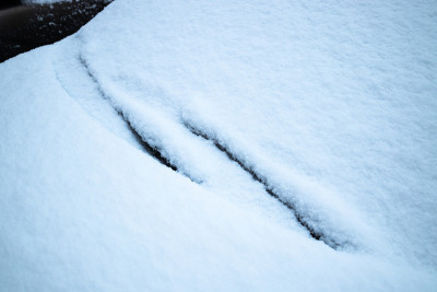 汽车玻璃和清洁刷上覆盖着冰雪