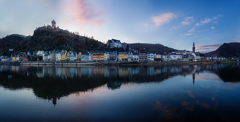 Cochem天际线的全景日落与Cochem城堡和圣马丁教堂- Cochem，莱茵兰-普法尔茨，德国