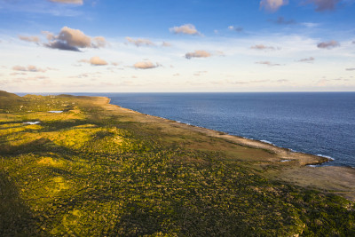 鸟瞰图以上库拉索岛的风景，加勒比与海洋，海岸，山丘，湖泊