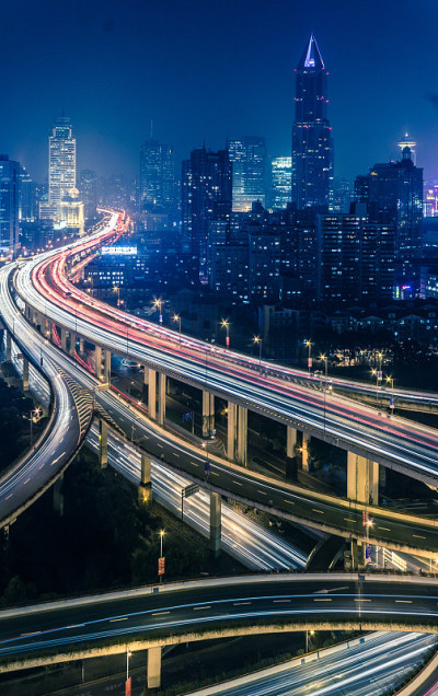 上海高速公路和摩天大楼的夜景