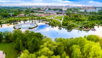 Tsritsyno湖与喷泉鸟瞰图-莫斯科城市在俄罗斯。Tilt-shift应用效果。