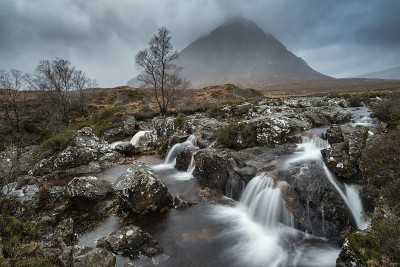 Buachaille Etive Mor瀑布的史诗景观图像，在苏格兰高地的一个冬天的早晨，长时间暴露