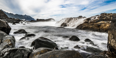 风暴在小泻湖中掀起波浪