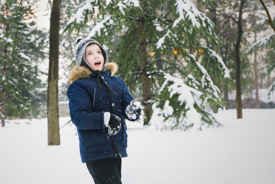 孩子在雪