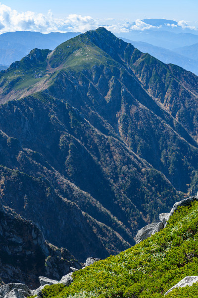 深秋，从基索马古木山(mount . kisokomagatake)上看山之泽川崎