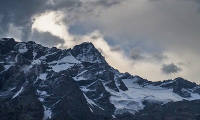 白雪覆盖的高山、高山草甸和当地的山区居民点