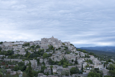 阴天里美丽的中世纪村庄Gordes。这个村庄被列入了“法国最美丽的村庄”名单