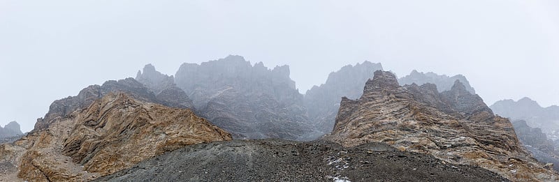 西藏珠穆朗玛峰的岩层