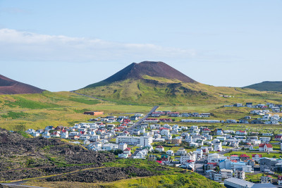 俯瞰冰岛的海梅镇和黑尔加费尔火山
