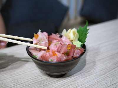 一碗混合的新鲜金枪鱼寿司;Honmaguro otoro, chutoro and akami淋上鲑