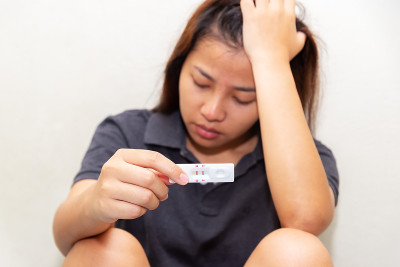 家里拿着验孕棒的可怜年轻女人