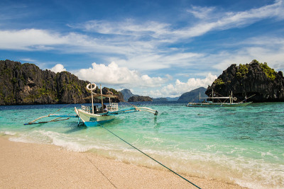 在厄尔尼诺附近有岩石和水泵船的海景