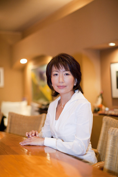 女人坐在柜台上