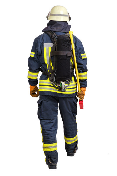 身穿防火服的行走消防员的后视图