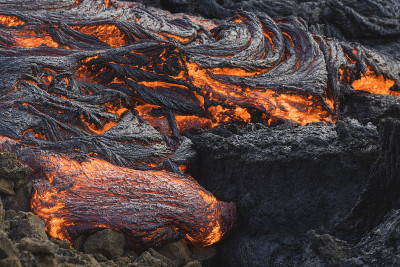 火山中炽热的火山熔岩
