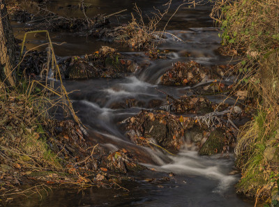冬天的早晨，在Perstejn村的Hucivy creek