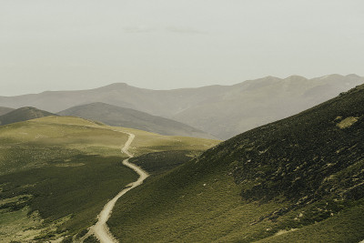 山与山之间的山谷景观