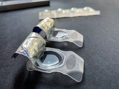 用隐形眼镜在黑暗的背景上打开水泡。