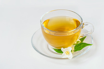 一杯白底茉莉花茶