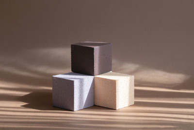 3d讲台，用于包装，化妆品演示。三个不同颜色的立方体，米色，白色，棕色，以楼梯的形式与窗户的阴影背景