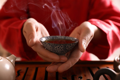 在传统仪式中，主人在餐桌上奉上一杯刚泡好的茶