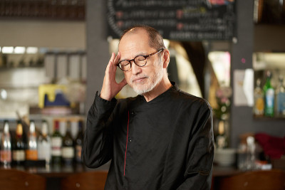 一名亚洲男子在餐厅里摆着勇敢的姿势