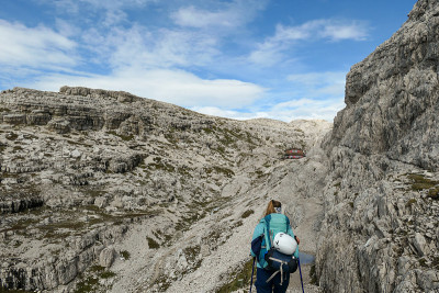 Oberbachernspitze -一个女人徒步旅行在一个高和荒凉的山在意大利白云石。
