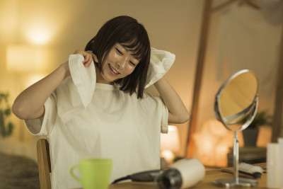 年轻女子待在家里