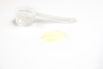 爽肤粉剂配量匙置于白底