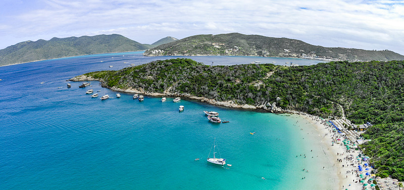 在Arraial do Cabo的Praia do Forno全景鸟瞰图