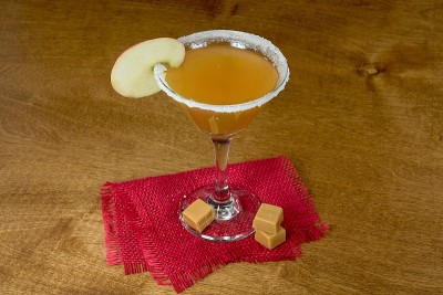 苹果马提尼鸡尾酒配焦糖